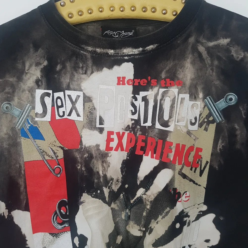 Cool tie-dyed Sex pistols t-shirt. Meet up in Stockholm or send by Postnord for 57:- up to 500g. Starting bid is 100:-. Size is S. Unisex. Skjortor.