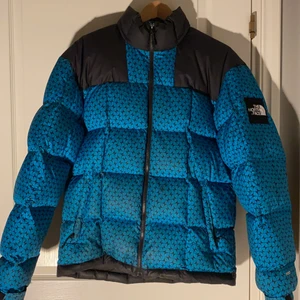 Northface jacka - Säljer min north face vinterjacka som jag användt 1 vinter. Storlek s i herr och i bra skick. Nypris är 3000. Kom med bud