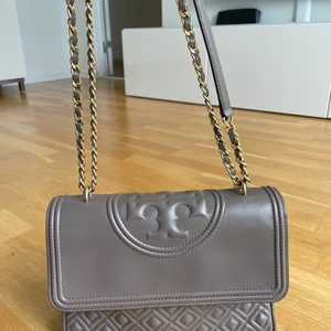 Tory Burch Väska - fint skick / använd vi enstaka tillfälle 