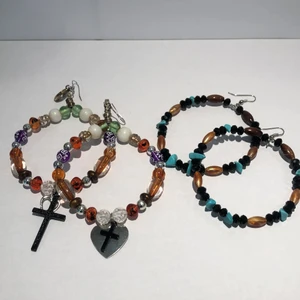 Bohemiska örhängen - Handgjorda örhängen med olika stenar och pärlor! Köpta på en söt marknad i spanien! Dom kommer i två pack!