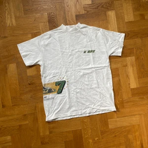 KAR t-shirt  - Denna snygga säljs nu. Storlek S. Kan mötas kan skickas!