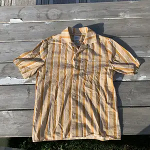 Dobber skjorta, Köpt för 500kr från MQ. Säljer pågrund av att jag växt ut den. Ytterst lite använd. Köparen står för frakt. 