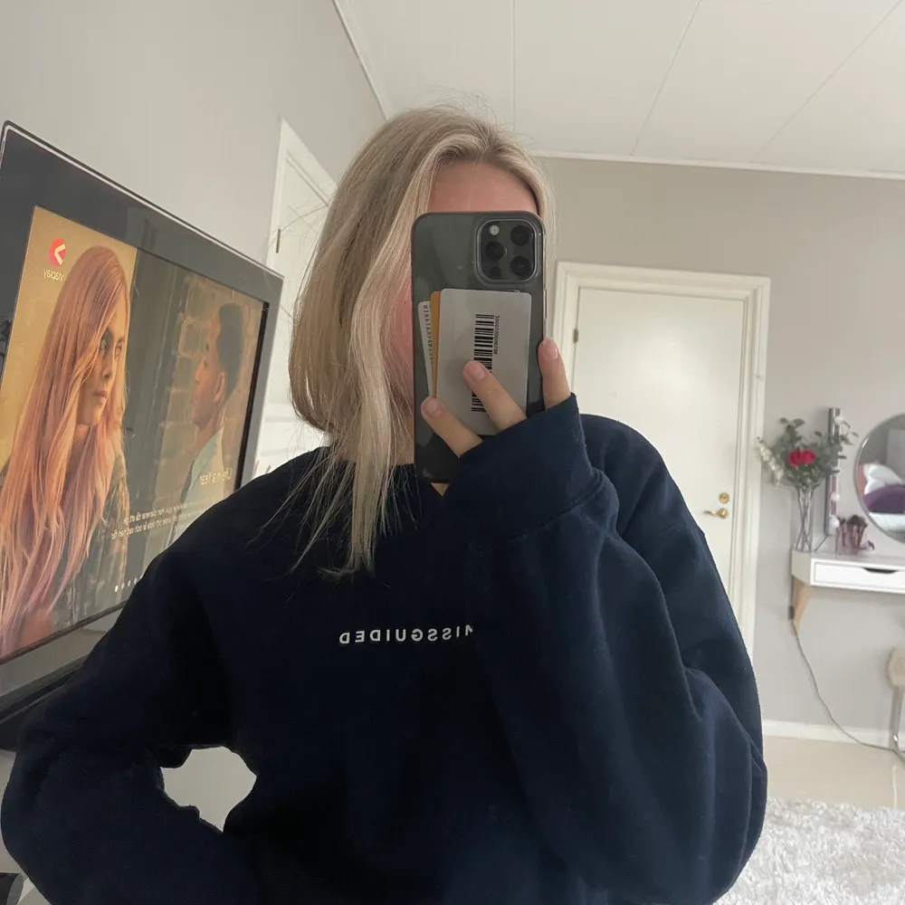 En så skön mörkblå sweatshirt ifrån missguided🧡💛 Den är perfekt oversize och super bekväm. Tröjor & Koftor.