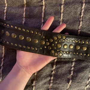 Stort retro midjebälte - Stort midjebälte som min mamma köpte på Gina Tricot på 90-talet. Vintage och i jättefint skick. Passar sååå bra till en stor vit skjort, bohemisk stil likväl som till den som vill klä ut dig till viking på fritiden haha. You do you! 😍