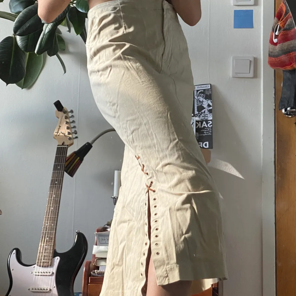 GIANINI. Beige midi/pencil kjol. Bohemisk och mysig med snygg snörning och öppen slit. Kjolar.