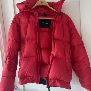Peak performance  - En röd tjock dunjacka ifrån peak performance, den är i ett jätte fint skick utan några hål eller liknade! Storlek XS! Nypris 3500kr