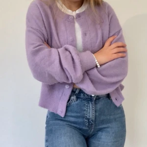 Mysig, lila kofta ♥ - Jättemysig kofta från H&M i storlek S - perfekt nu inför hösten! Köparen står för frakten. Skriv privat för fler bilder/info <3