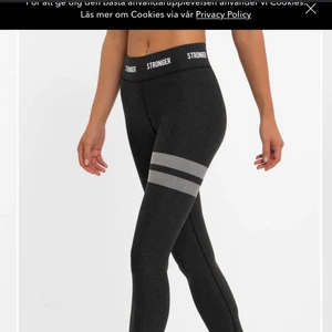 Svarta stronger tights - Stronger tights, Inte så mycket använda💘 250kr+frakt (pris kan diskuteras) kontakta för egna bilder!