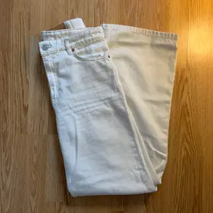 Vita vida yoko jeans ifrån monki i strl 26. Byxorna är använda fåtals gånger och är därför i ett super bra skick 💕 Säljer eftersom att dem inte kommer till någon användning längre. Nypriset är 400kr men säljer för 200kr + frakt !