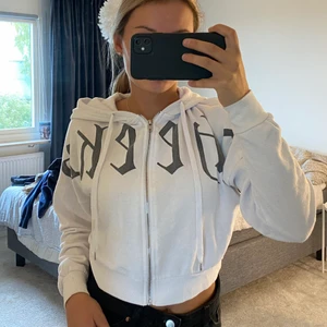 Kroppad kofta - En jättefin kroppad kofta i vit med cool text. Storlek S. Den är aldrig använd