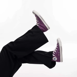 Lila Converse - Storlek: 38                                                              Skick: Bra, som nya                                                     För mer bilder och information skicka DM           Betalning sker via Swish                                      Kunden betalar frakt