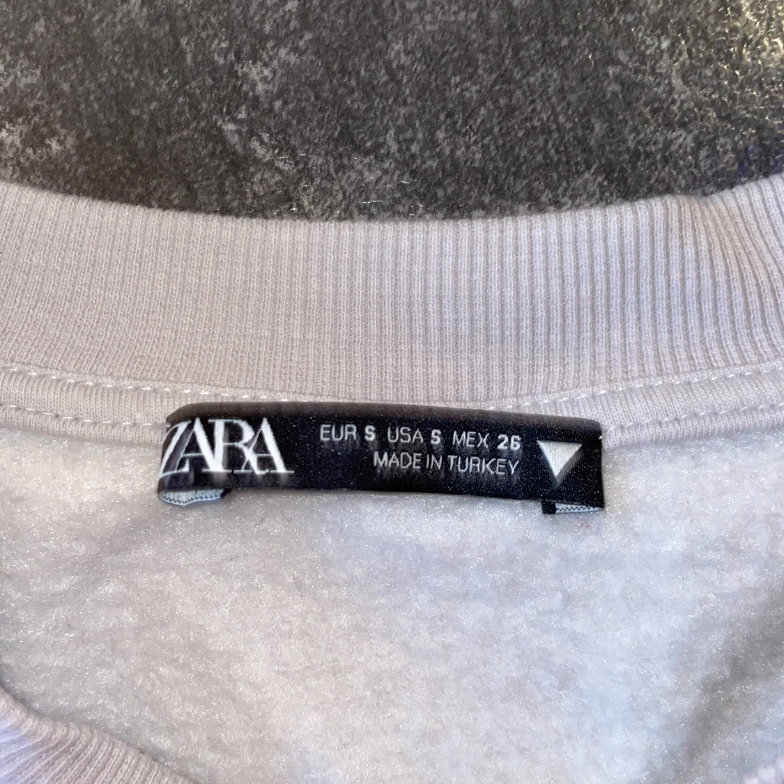 Sweatshirt från Zara i storlek S - 90