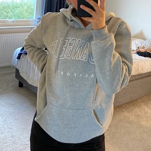 Hoodie  - En grå hoodie från shein i storlek Xs. Den är oversized och jättefin. Tyvärr aldrig använd
