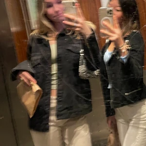 jeans jacka - Svin snygg jack från Gina tricot som jag använde ett tag och tröttna sen✨ jag är i vanligafall en XS-S så den blir oversize på mig och man får plats med en tjoktröja under✨