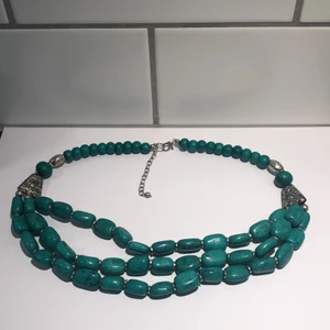 Halsband - Halsband med blå/gröna stenar