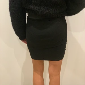 Svart ribbad kjol - Söt svart ribbad kjol 