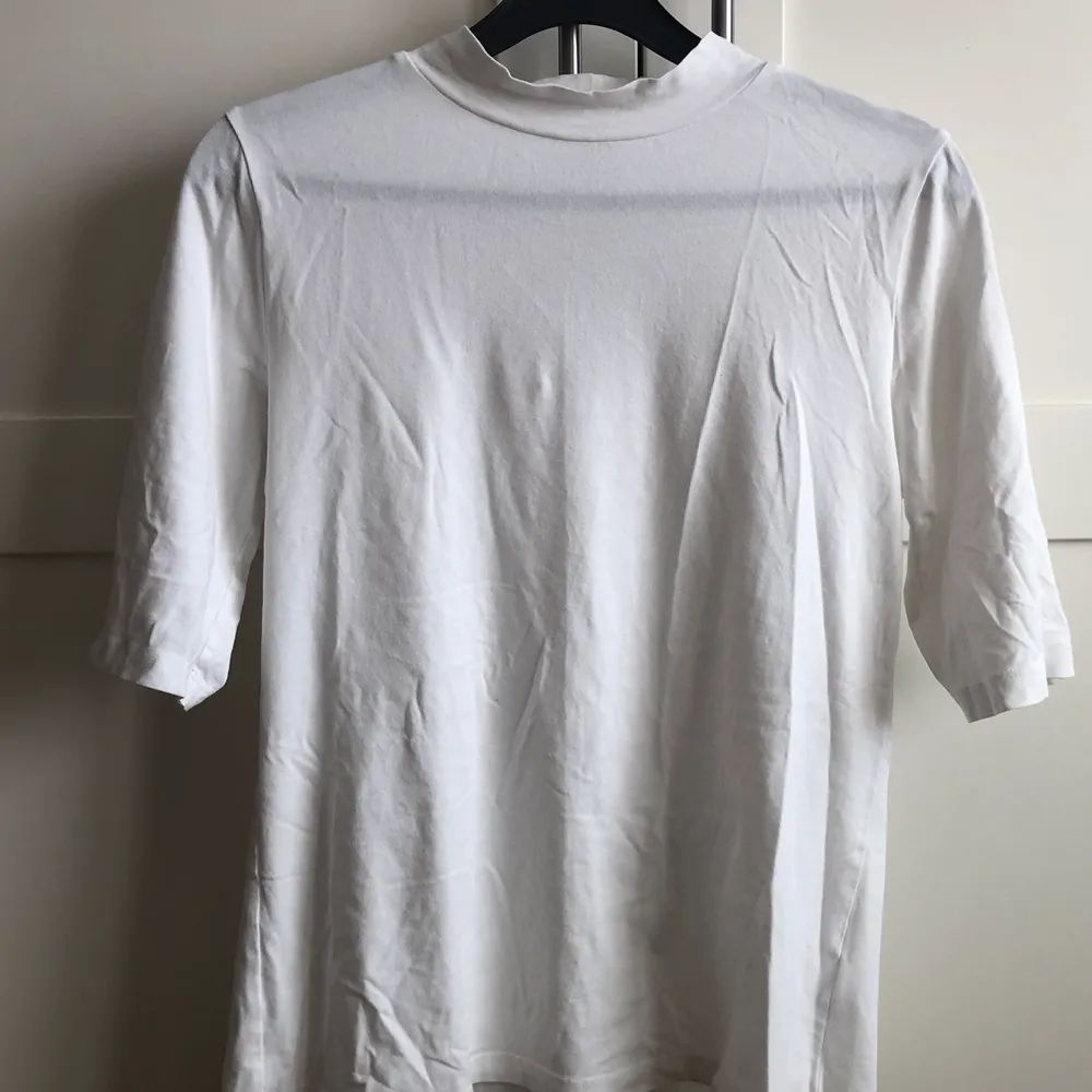 En vit T-shirt med krage från Kappahl! Tunt och skönt material i bomull✨✨. T-shirts.