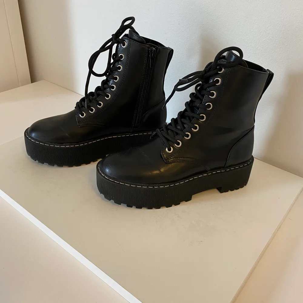 Svarta boots med platå från H&M. Strl. 37. Använda fåtal gånger. 200kr. Skor.