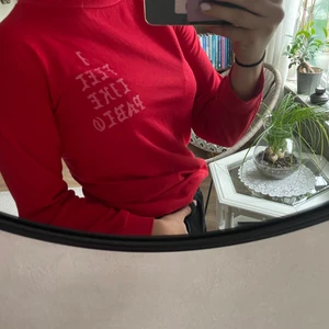 ”I Feel Like Pablo” tröja i str. S - En röd tröja med ”i feel like pablo” tryck på både fram-och baksida! Liten i storlek och säljer på grund av att den inte passar mig.