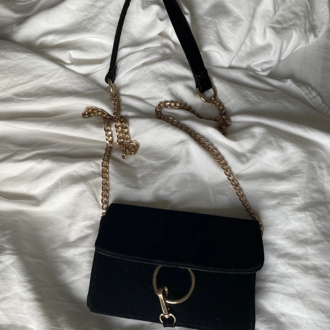 Svart kedjeväska