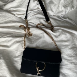 Svart kedjeväska - Superfin väska med silvermedaljer i perfekt storlek
