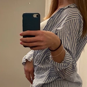 Blå- och vitrandig skjorta - En randig skjorta i färgerna blå och vit. Den är i storlek 40 men blir absolut lika fin oversized! Skjortan är från HM, skriv om ni undrar något💗