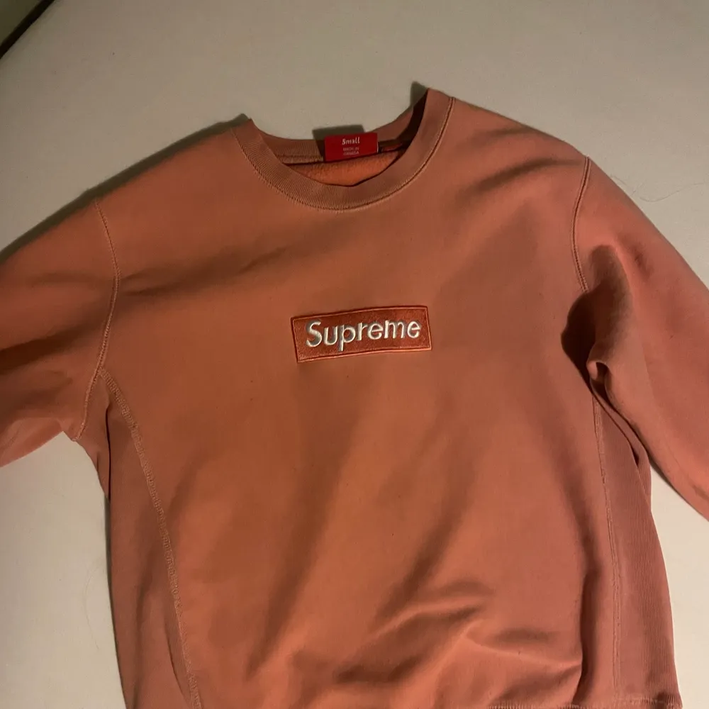 Släpptes FW18 orginal pris 3000 kr . Hoodies.