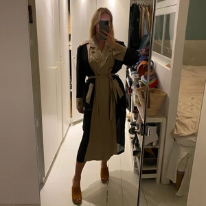 Trenchcoat - Sort/beige trenchcoat fra Just Female, aldrig brugt 