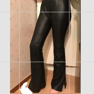 Skinnbyxor från NA-KD Stl S-M  - Skinnbyxor med Zip-kedja åt sidan, är 162cm lång
