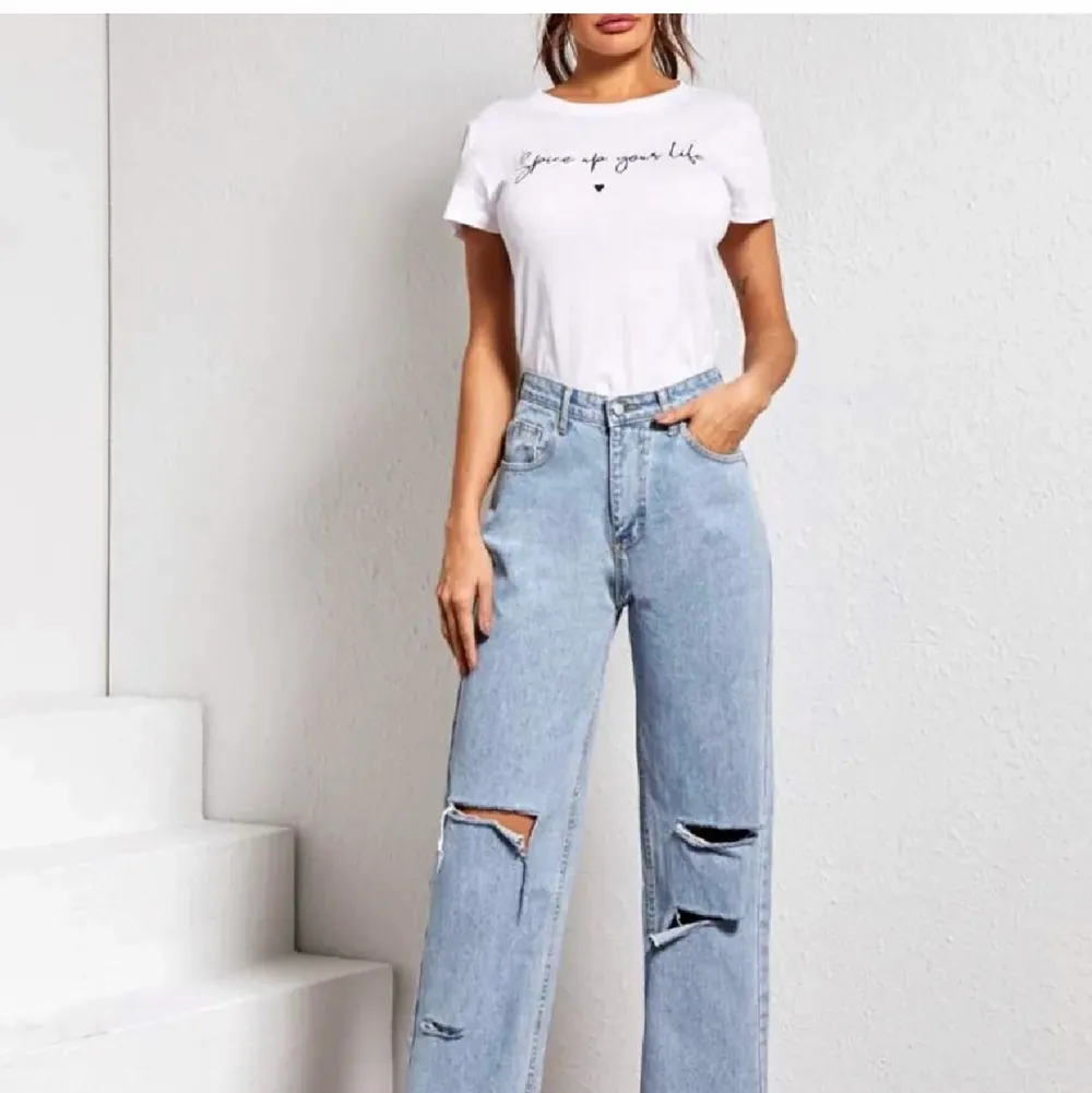 Säljer dessa jeans från SHEIN , bra material och fina men passade inte mig . Jeans & Byxor.