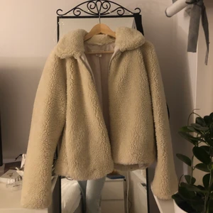 Teddy jacka - En supergosig Teddy jacka från H&m perfekt till hösten och vintern. Säljer då ja ej använder den längre. Köpt för något år sedan för ca 500kr och den är ej använd så mycket sen dess. Köpare står för frakt 💖