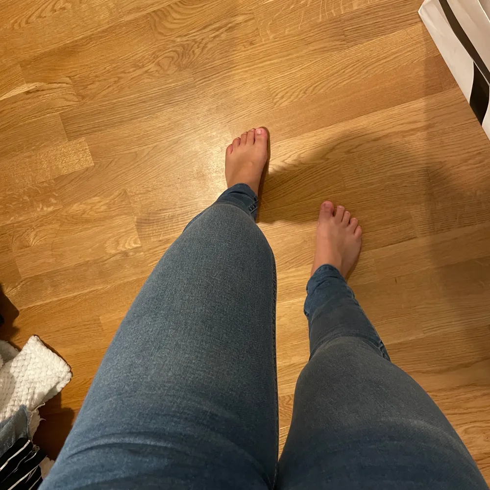 Tajta jeans från Pull&Bear. Mjuka i benen men inte mkt stretch vid midjan. Jättefin mörkblå wash. Knappt använda köpta i London. Jeans & Byxor.