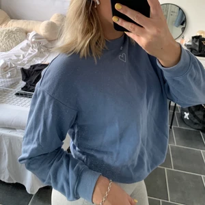Sweatshirt - Blå sweatshirt med ett litet hjärta inbeordrat på framsidan, storlek S, jättemysig