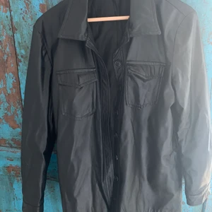 Skinjacka - Snygg skinjacka i fejkskinn från pretty little thing. Jättebra skick