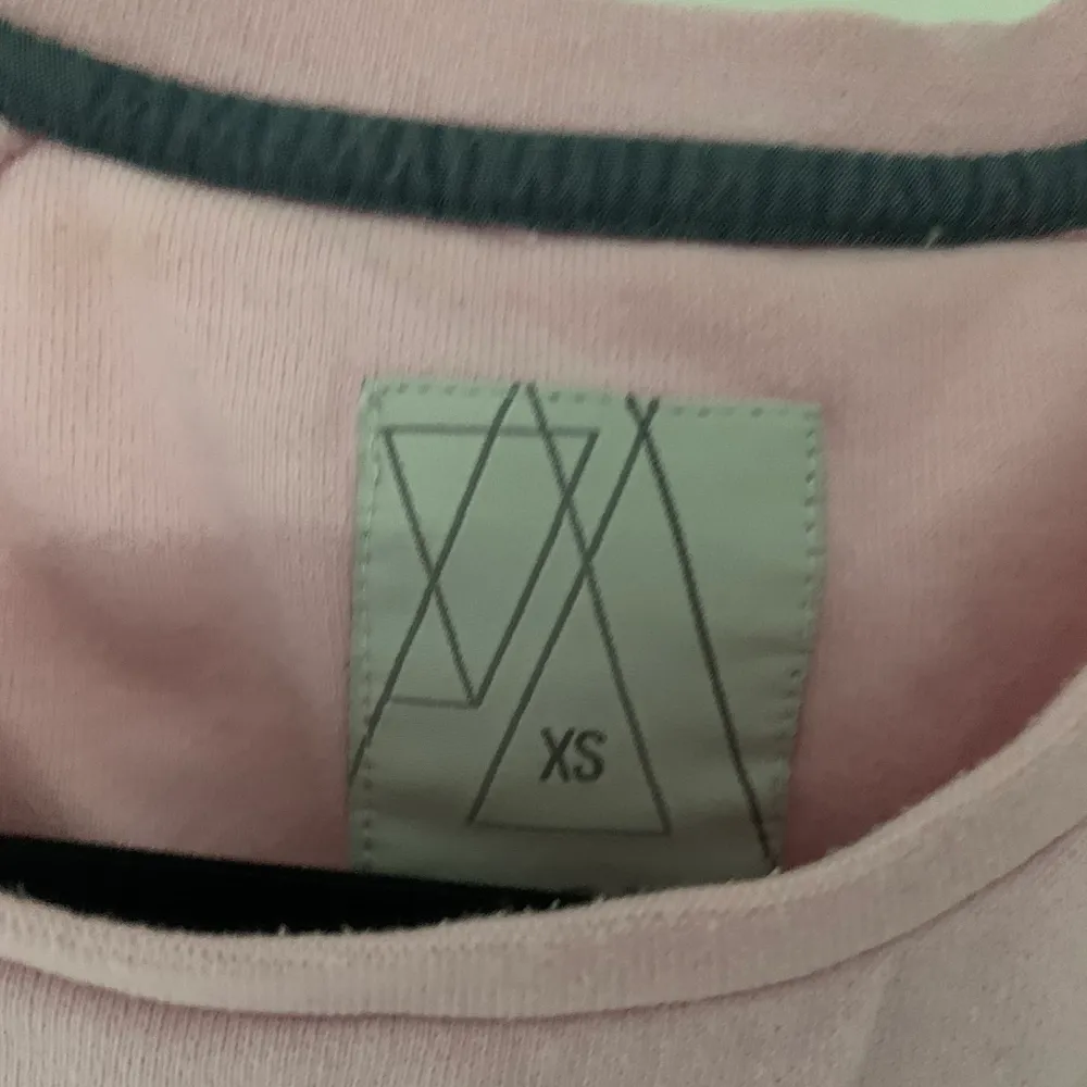 Säljer denna fina Sweatshirten i storlek XS för 100kr då den inte kommer till användning 🌸🤍 . Tröjor & Koftor.