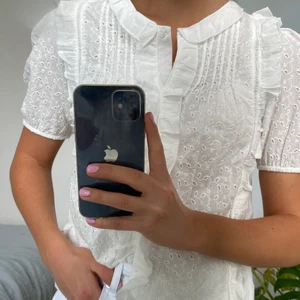 Vit blus strl: 13-14 år/164 cm - Vit blus från Zara kids 🤍 Något genomskinlig med knappar hela vägen ner. Helt oanvänd och i mycket gott skick! 