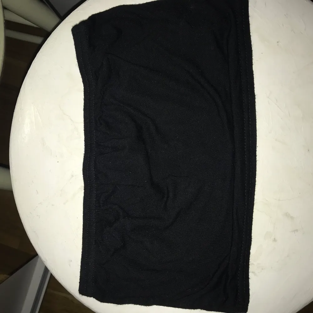 Vit och svart bandeau-topp från boohoo i storlek 34. Topparna är i ett tunt material vilket gör att den vita är lite genomskinlig. Topparna är i bra skick . Toppar.