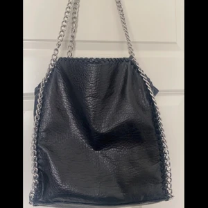 Tiamo väska - Använd men väldigt fint skick, Lägg ett bud om du är intresserad och är 100% säker på att du kan betala för ditt bud eller köp direkt för 450kr + frakt☺️ Skriv för fler bilder!