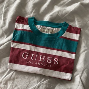 Guess t shirt  - Guess t shirt köpt på UO storlek M🌞 Oversize stil