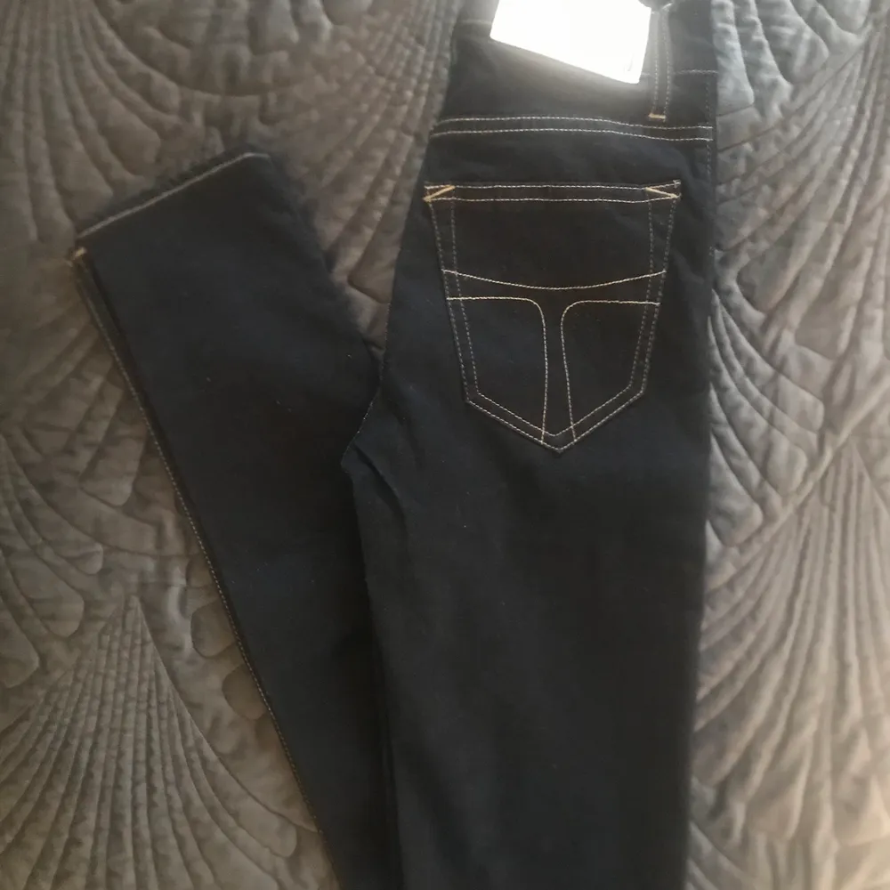 Nya snygga jeans från Tiger of Sweden. Har aldrig använts men tvättade de en gång då tanken var att de skulle förkortas och jag fick rådet att tvätta de innan.. Jeans & Byxor.