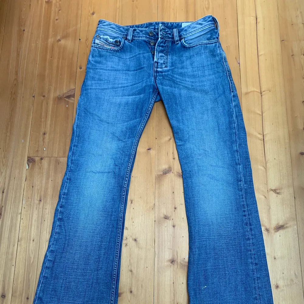 Super snygga lowwaisted jeans i strl 34 som tyvärr har blivit för små för mig. Betalaren står för frakt💕. Jeans & Byxor.