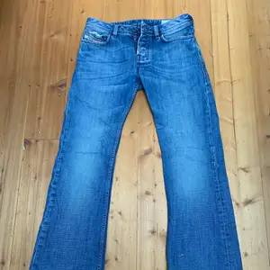 Super snygga lowwaisted jeans i strl 34 som tyvärr har blivit för små för mig. Betalaren står för frakt💕