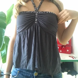 Halter neck top - Jätte snygg halter neck top i gråt med silvriga palietter. Som man knyter där bak. 