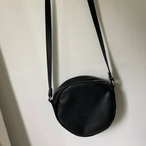 Rund axelremsväska - Superfin liten väska i bra skick! 