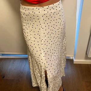 Prickig kjol  - Himla söt prickig kjol! Fin till en helvit outfit! 