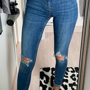 Lågmidjade jeans - Jag säljer dessa lågmidjade jeans ifrån lager 157 i storlek XS, bra skick! Köparen står för frakten 💕