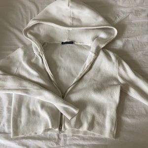 Brandy Melville kofta - Säljer min jättefina ribbade brandy Melville kofta❤️ dragkedja n är lite pillig att få up, men det går bra ändå❤️ den är i hyfsat skick (inga hål eller sådant)❤️ kontakta privat för mer bilder💗