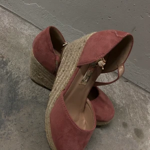 Kilklackar  - Kilklackar inköpta i Spanien för två år sen men inte kommit till användning då dem är för små för mig.  Använda ute en gång så därav inga slitage förutom någon tråd som sticker ut men de går att klippa av🤍 frakt tillkommer