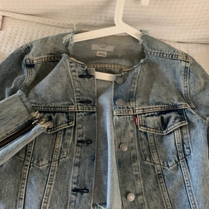 Levis jacka strl S DAM - Knappt använd, fräsch. 