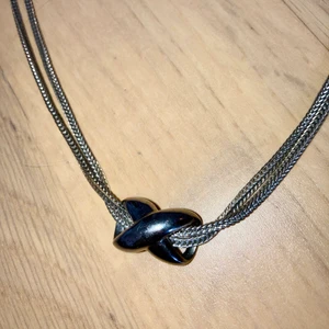 Halsband - Silvrigt halsband med infinity-berlock, cirka 45 cm i omkrets. För mer information eller frågor, kontakta gärna mig! Köparen står för frakten 💛